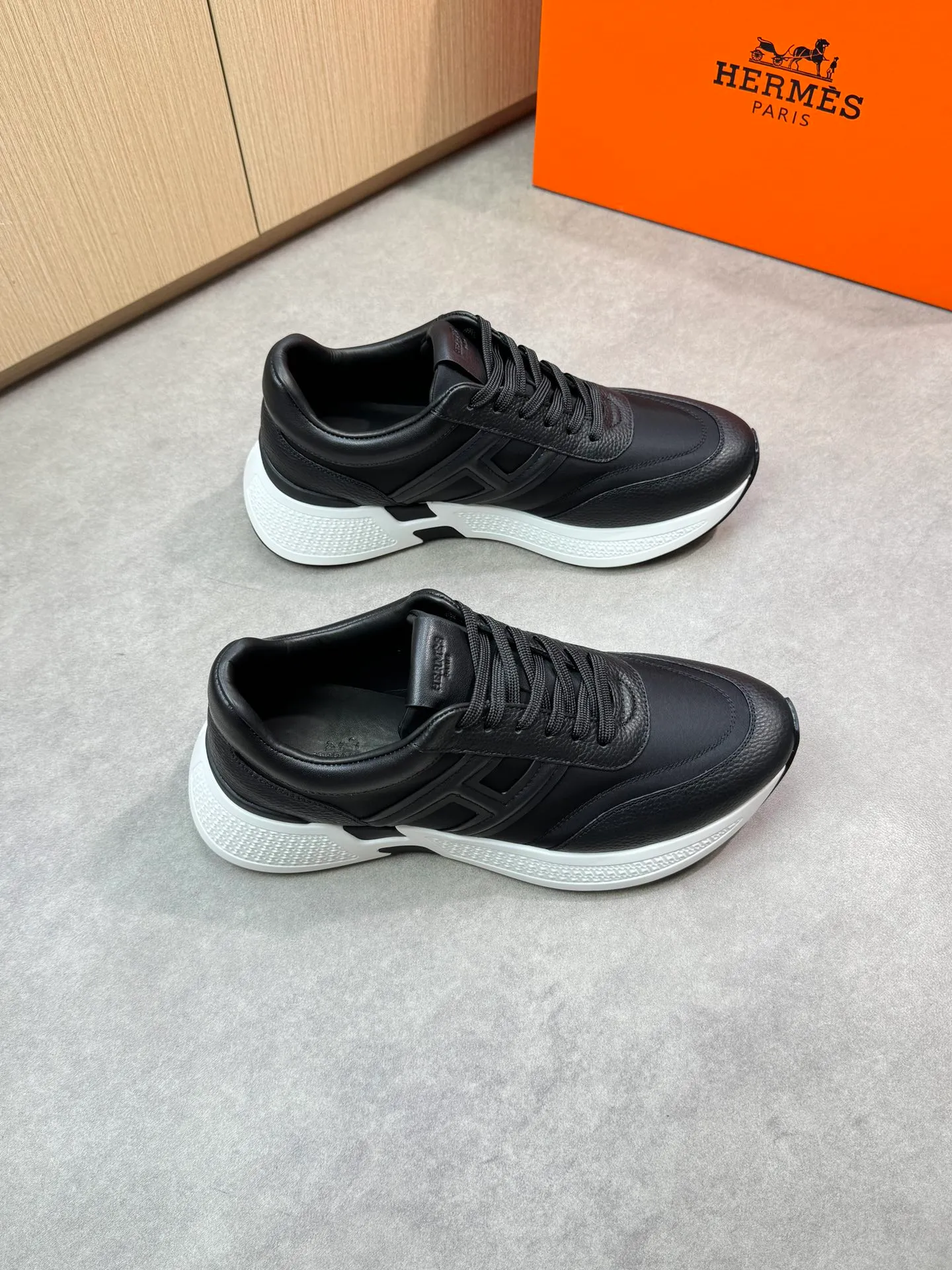 [HERMES] Hermès men's shoes 💰520💰 - high-end quality original items 🔍🔍🔍 casual sports shoes - upper: 🔝 pebbled calfskin, brand high mercerized canvas, body sewn with brand ´H´ totem, tongue brand logo cloth label - lining: water-dyed cowhide -Outsole: Ultra-light T men's shoes 💰U foam·rubber; two-color molded outsole -Ultra-high quality control·Fine workmanship: highlighted (high-end·luxury·grade) -Size: 39-44 (38, 45, can be customized)